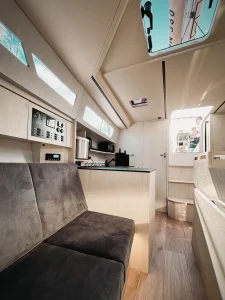 Prezentacja jachtu Legion 360 - wnętrze