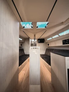 Prezentacja jachtu Legion 360 - wnętrze