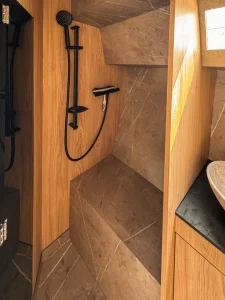 Prezentacja jachtu Legion 360 - wnętrze