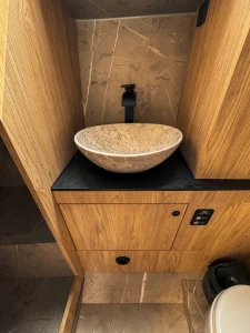 Prezentacja jachtu Legion 360 - wnętrze