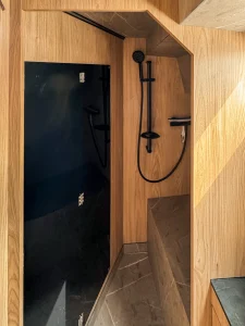 Prezentacja jachtu Legion 360 - wnętrze