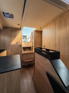 Prezentacja jachtu Legion 360 - wnętrze