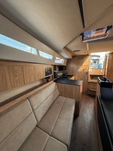 Prezentacja jachtu Legion 360 - wnętrze