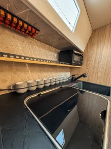 Prezentacja jachtu Legion 360 - wnętrze