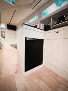 Prezentacja jachtu Legion 360 - wnętrze